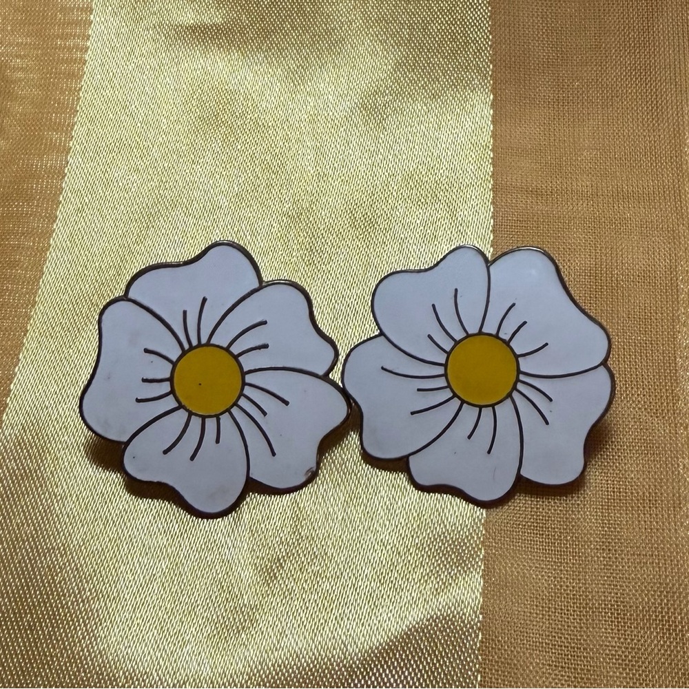Floral White and Yellow ear rings for pierced ears. Metal.